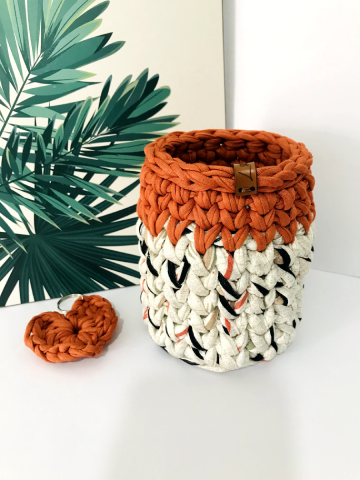 Cesto de crochê artesanal em fio de malha laranja e branco. Perfeito para organizar seus pertences ou decorar sua casa. Encontre mais peças incríveis em nosso site